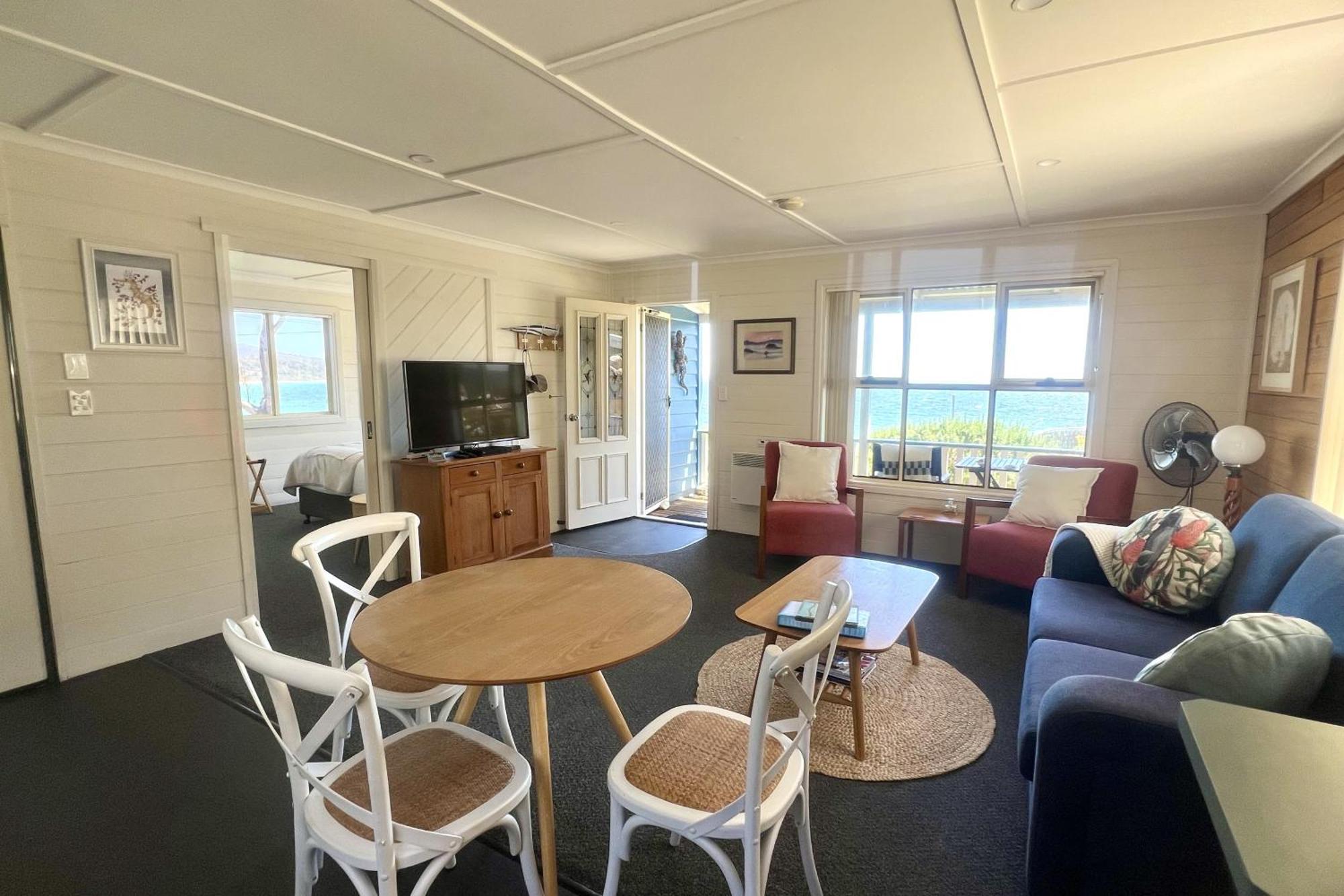 Binalong Beach Cottage Beachfront At Bay Of Fires Next To Restaurant Binalong Bay Exterior foto
